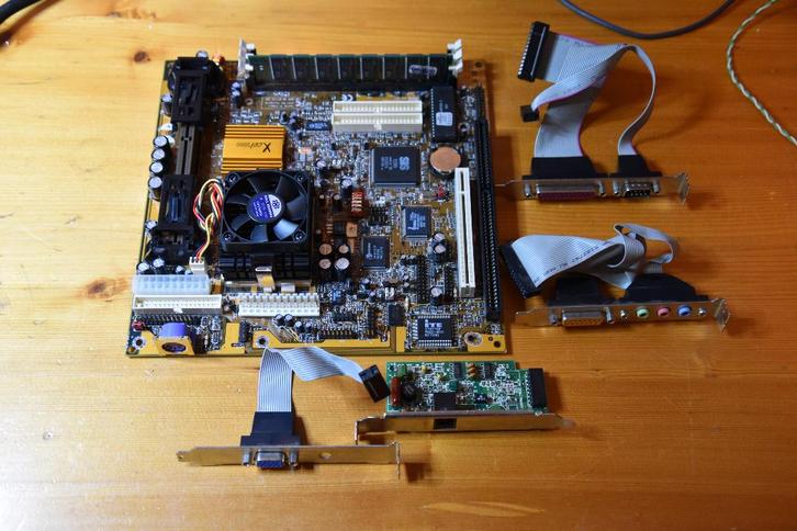 PCCHIPS M748LMRT (Slot1 & socket 370) moederbord, Computers en Software, Moederborden, Zo goed als nieuw, Overige typen, Overige soorten