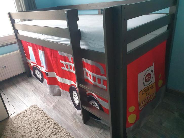 Halfhoogslaper met brandweerauto gordijntjes in goede staat, Huis en Inrichting, Slaapkamer | Bedden, Zo goed als nieuw, Eenpersoons