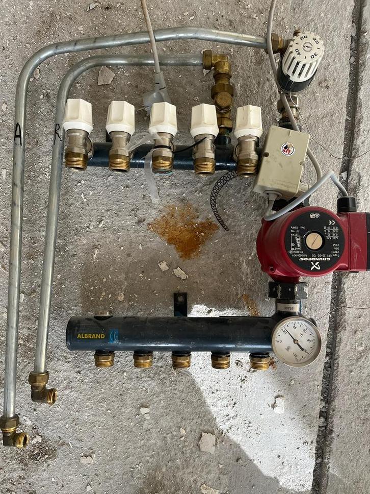 Grundfos pomp (UPS 25-50 130) vloerverwarming met verdeler, Doe-het-zelf en Verbouw, Verwarming en Radiatoren, Gebruikt, Overige typen