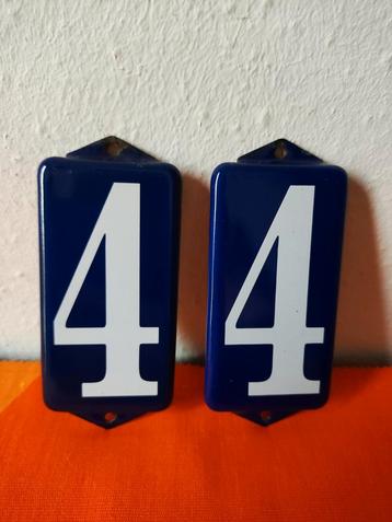 Twee mooie donkerblauwe emaille huisnummerplaatjes 2 x 4  beschikbaar voor biedingen