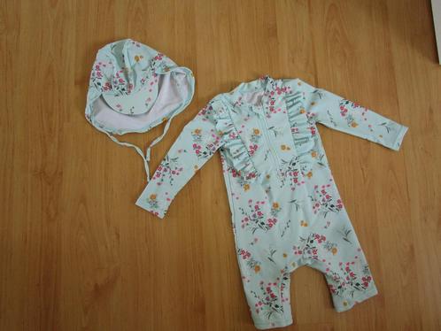 Hema maat 74 - gebloemd uv pakje + petje met nekbescherming, Kinderen en Baby's, Babykleding | Baby-zwemkleding, Zo goed als nieuw