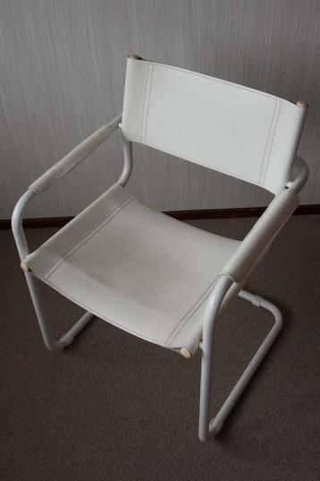 Moderne witte fauteuil metaal frame met leren zitting