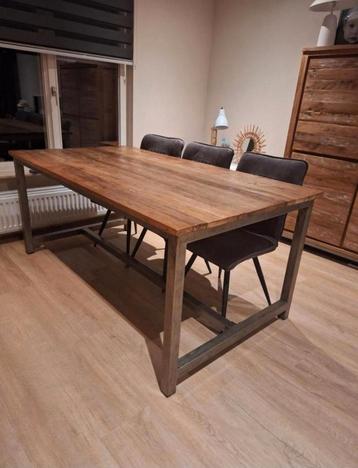 Teakhouten tafel beschikbaar voor biedingen