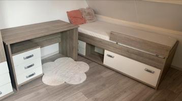 Kajuitbed met opbergruimte en bureau beschikbaar voor biedingen