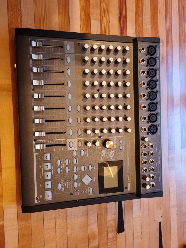 Korg D888 Multitrack Recorder - Digitaal Opnemen, Muziek en Instrumenten, Mengpanelen, Gebruikt, 5 tot 10 kanalen, Microfooningang