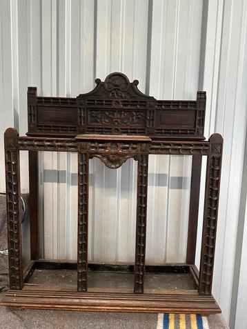 Haltafel met paraplubak en sleutelbakje beschikbaar voor biedingen