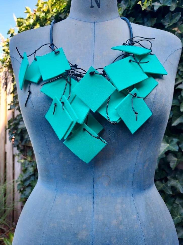 Unieke en kleurrijke rubberen ketting, Sieraden, Tassen en Uiterlijk, Kettingen, Nieuw, Overige materialen, Overige kleuren, Verzenden