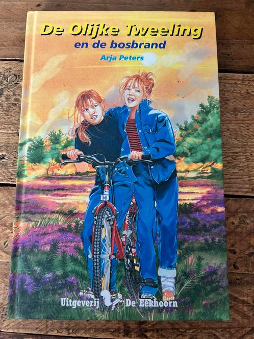 A. Peters - De olijke tweeling en de bosbrand, Boeken, Kinderboeken | Jeugd | 10 tot 12 jaar, Zo goed als nieuw, Ophalen of Verzenden