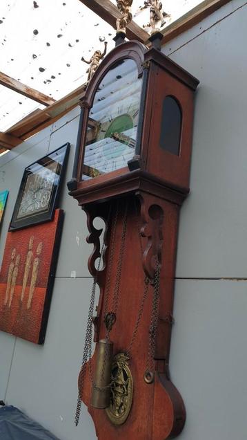 Antieke Wandklok met Gewichten beschikbaar voor biedingen