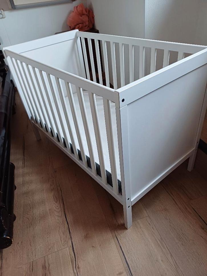 In verwachting? Hier is je knusse kinderkamer!, Kinderen en Baby's, Babywiegjes en Ledikanten, Zo goed als nieuw, Ledikant, Ophalen