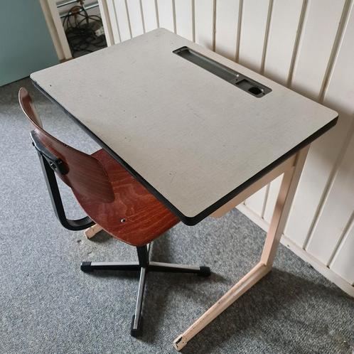 Ouderwets schoolbank met stoel, Kinderen en Baby's, Kinderkamer | Tafels en Stoelen, Gebruikt, Tafel(s) en Stoel(en), Ophalen