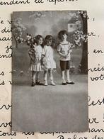 Drie kindjes met bloemen (NN), Ophalen of Verzenden, Voor 1920, Gelopen, Kinderen