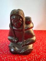 Handgesneden zwart spekstenen beeldje eskimo inuit moeder, Ophalen of Verzenden, Nieuw, Mens
