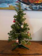 Kleine vintage kerstboom met kerstballen en slinger, Diversen, Verzenden