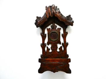 Een floraal houtgesneden zakhorloge houder beschikbaar voor biedingen