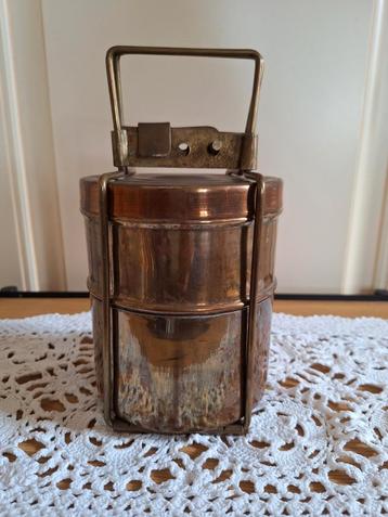Antiek koperen lunchbox beschikbaar voor biedingen