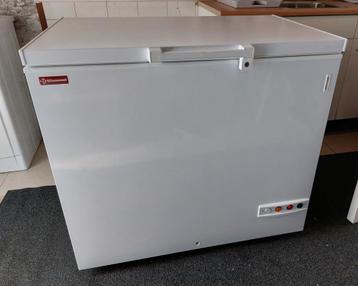 Vrieskist op wielen, 300 liter beschikbaar voor biedingen