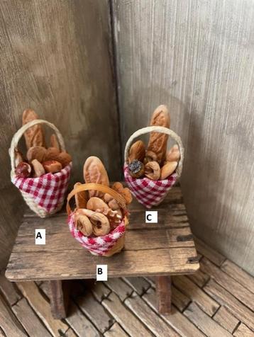 poppenhuis Broodmanden riet beschikbaar voor biedingen
