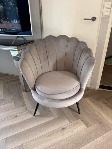Grijze fauteuil in goede staat beschikbaar voor biedingen
