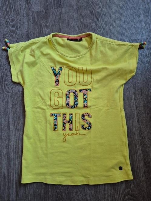 Geel T Shirt met Tekst en kraaltjes bij de mouwen, Kinderen en Baby's, Kinderkleding | Maat 140, Zo goed als nieuw, Meisje, Shirt of Longsleeve