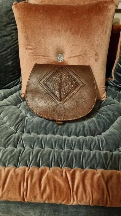 Dames lederen ambachtelijke schoudertas, Sieraden, Tassen en Uiterlijk, Tassen | Damestassen, Nieuw, Schoudertasje, Ophalen of Verzenden