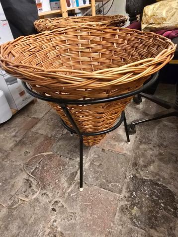 Rieten Schaal/Mand op Standaard beschikbaar voor biedingen