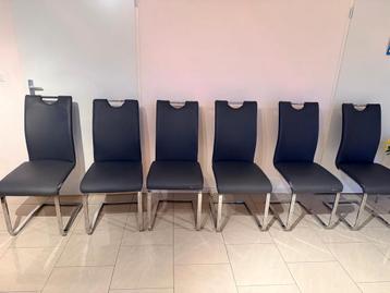 6 grijskleurige stoelen van kunstleer beschikbaar voor biedingen