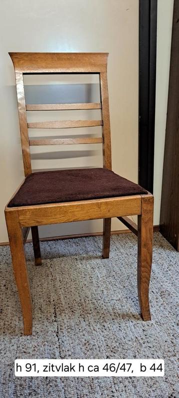 nette houten stoelen met stoffen zitvlak beschikbaar voor biedingen