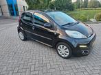 Peugeot 107 1.0 12V 5DR 2012 Zwart,Airco,Carplay.Apk 5-2026, Auto's, Peugeot, Voorwielaandrijving, Euro 5, Zwart, Origineel Nederlands