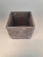 Vierkante grijze bloempot, Tuin en Terras, Bloempotten, Vierkant, Binnen, Ophalen of Verzenden, Zo goed als nieuw