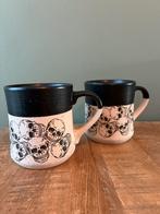 2 Halloween mokken - Cobwebs & Cauldrons - Doodshoofden, Gebruikt, Keramiek, Ophalen of Verzenden, Overige stijlen