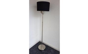 Vloerlamp met zwarte kap en leeslampje IN TILBURG OPHALEN beschikbaar voor biedingen