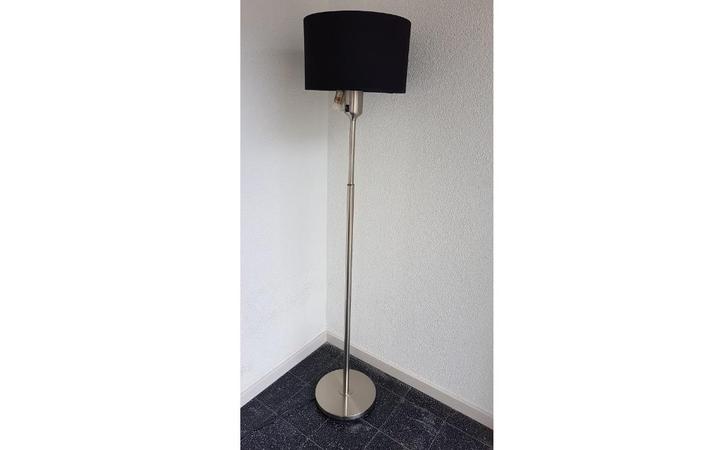 Vloerlamp met zwarte kap en leeslampje IN TILBURG OPHALEN, Huis en Inrichting, Lampen | Vloerlampen, Zo goed als nieuw, 150 tot 200 cm