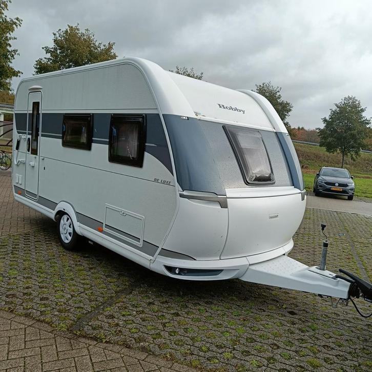Hobby 440 SF 2022 +MOVER+VOORTENT+VAST BED ETC NIEUWE STAAT!, Caravans en Kamperen, Caravans, Bedrijf, tot en met 4, 1000 - 1250 kg