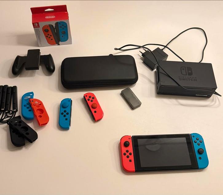 Nintendo Switch + Extra Joy-Cons & Case, Spelcomputers en Games, Games | Nintendo Switch, Gebruikt, Overige genres, 3 spelers of meer
