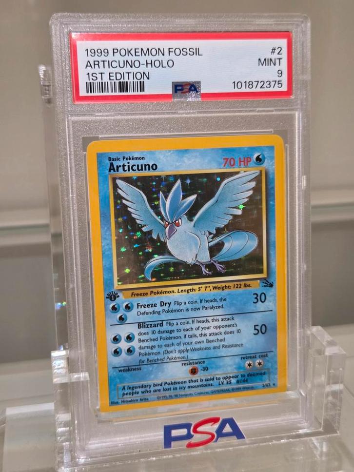 PSA 9 - Articuno Holo 1st Edition #2 (2000 Pokemon Fossil), Hobby en Vrije tijd, Verzamelkaartspellen | Pokémon, Zo goed als nieuw