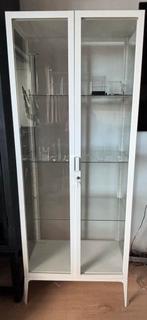 Witte vitrinekast IKEA Milsbo, Huis en Inrichting, Ophalen, Met deur(en), 50 tot 100 cm, Zo goed als nieuw