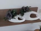 2 aparte vazen met kunstbloemen, Gebruikt, Wit, Aardewerk of Porselein, Ophalen of Verzenden