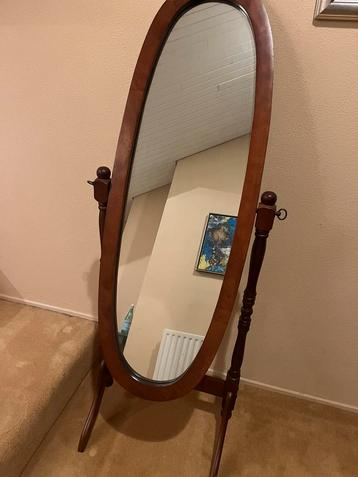 Passpiegel met houtenlijst beschikbaar voor biedingen