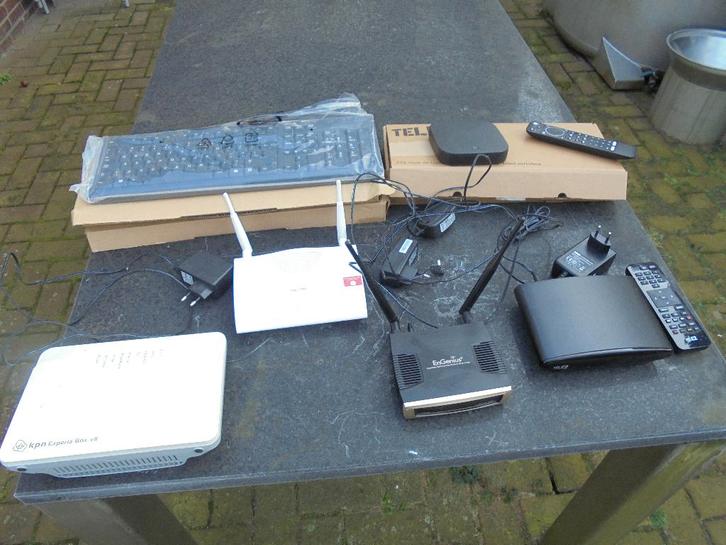 Router, modem, toetsenbord. KPN, Engenius, Draytec enz., Computers en Software, Routers en Modems, Gebruikt, Router met modem