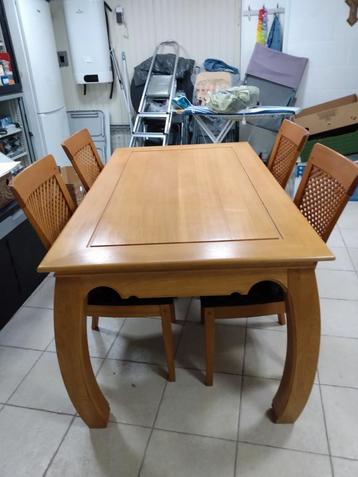 Eethoek met 4 stoelen beschikbaar voor biedingen