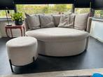 Mooie grote loveseat Goossens bouclé beige incl. poef, Huis en Inrichting, Banken | Sofa's en Chaises Longues, Ophalen, Zo goed als nieuw
