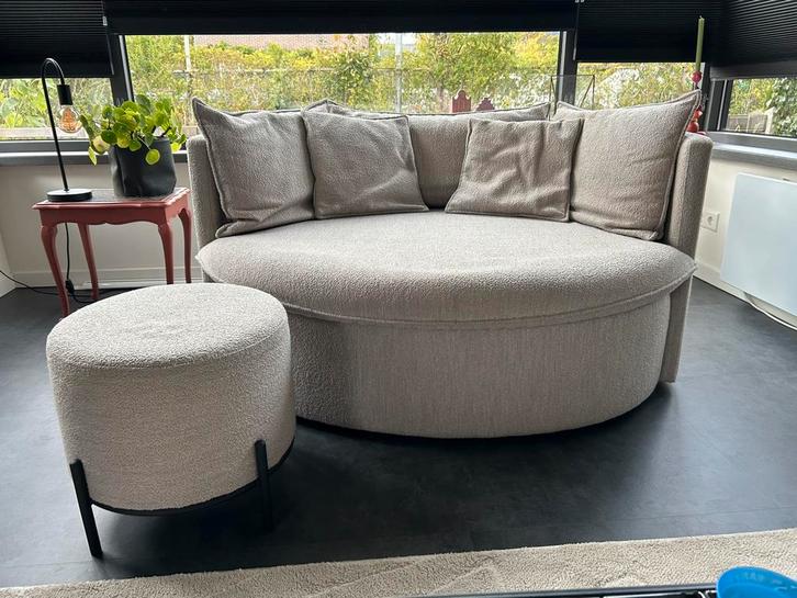 Mooie grote loveseat Goossens bouclé beige incl. poef, Huis en Inrichting, Banken | Sofa's en Chaises Longues, Zo goed als nieuw