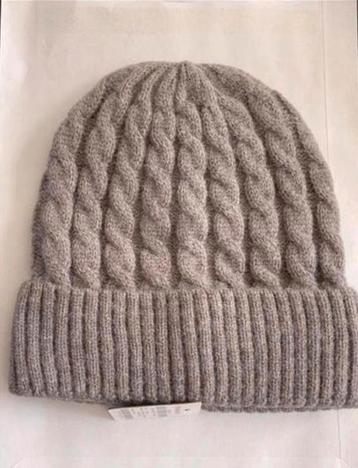 Muts in verschillende kleuren beschikbaar voor biedingen