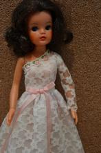 Barbie Sindy Fleur vintage chique jurk met roosjes en strik., Kinderen en Baby's, Speelgoed | Poppen, Ophalen of Verzenden, Zo goed als nieuw