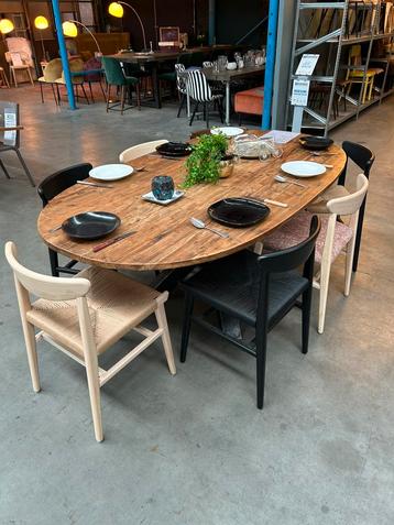 Stamtafel met verschillende setjes stoelen beschikbaar voor biedingen