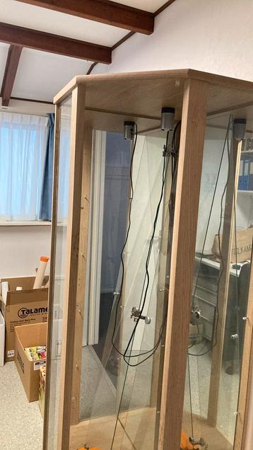 Vitrinekast hoek beschikbaar voor biedingen