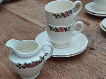 Mooie espressokopjes en melkkannetje Wedgwood Briar Rose