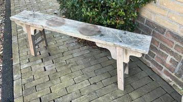 Houten bankje beschikbaar voor biedingen
