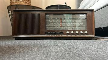 Antieke radio beschikbaar voor biedingen